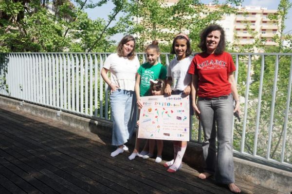Famílias constroem “Cartazes de Abril” na Piscina do Oriente